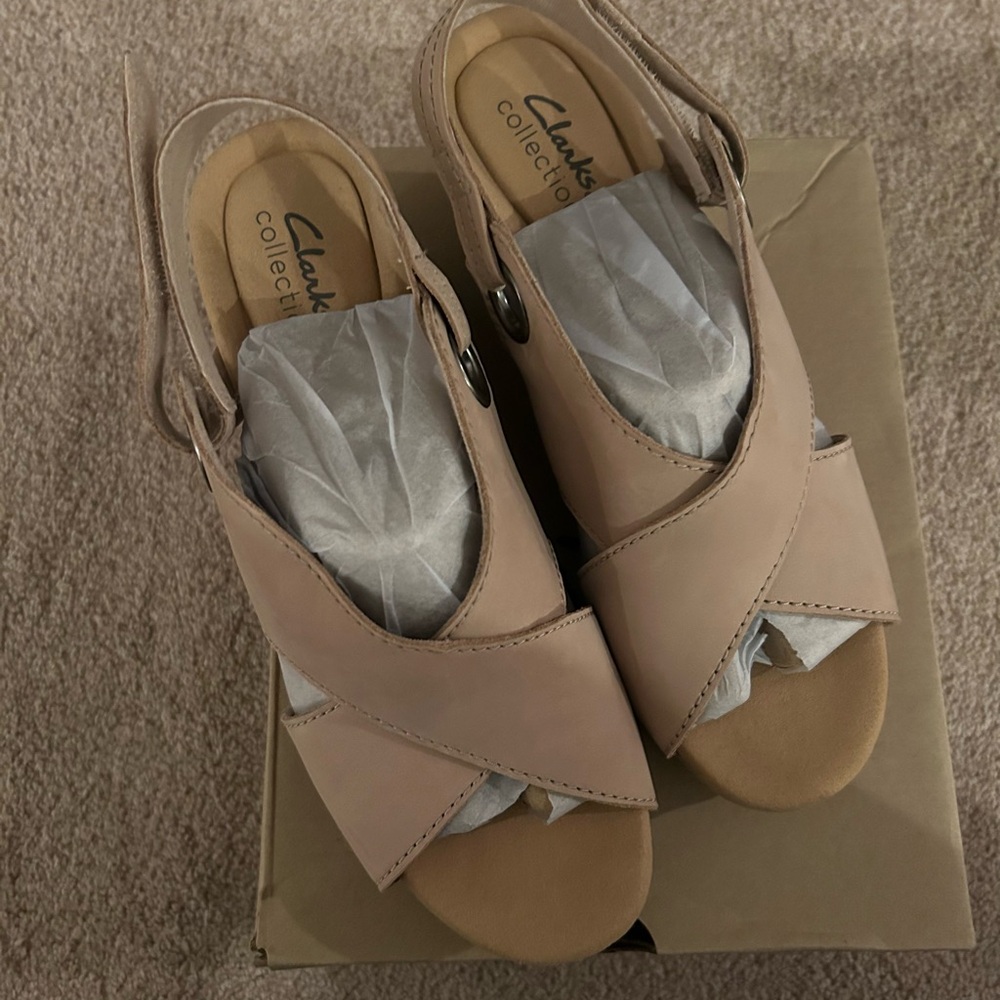 NWT New Clark’s Tan Wedge Sandals 9 WIDE